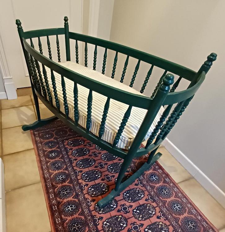 Berceau vintage rétro en bois - balançoires - vert foncé, Enfants & Bébés, Berceaux & Lits, Utilisé, Berceau, Enlèvement