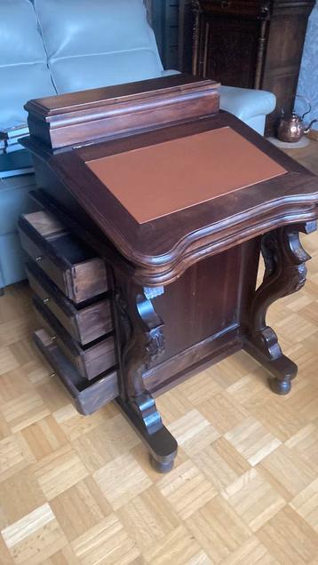 Oud Bureautje, lessenaar beschikbaar voor biedingen