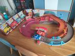 Cars Disney shake'n go circuit complet 8 voitures, Kinderen en Baby's, Speelgoed | Racebanen, Ophalen of Verzenden, Zo goed als nieuw