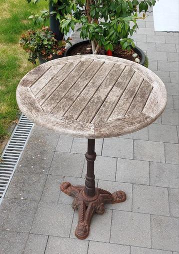 Vintage ronde terrastafel beschikbaar voor biedingen