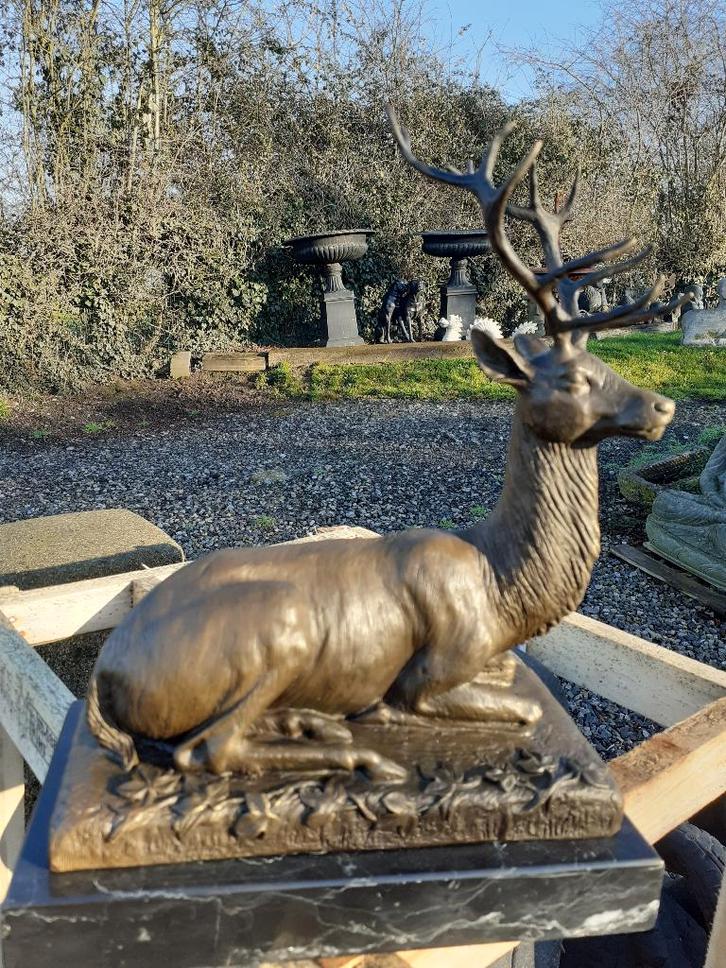 HERT LIGGEND IN BRONZEN BORD OP MARMEREN SOKKEL, Antiek en Kunst, Antiek | Brons en Koper, Brons, Ophalen of Verzenden
