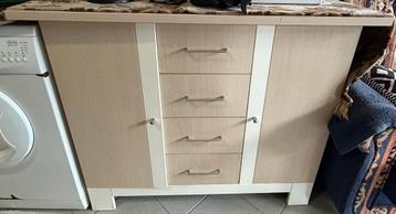 Lichtbruine/witte commode beschikbaar voor biedingen