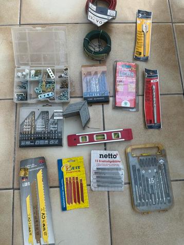 Klus-/DIY pakket – boren, zaagbladen, bevestigingsmateriaal beschikbaar voor biedingen