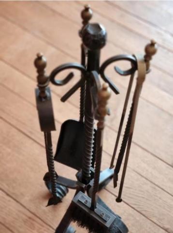 Antieke haardset in smeedijzer – compleet en decoratief beschikbaar voor biedingen