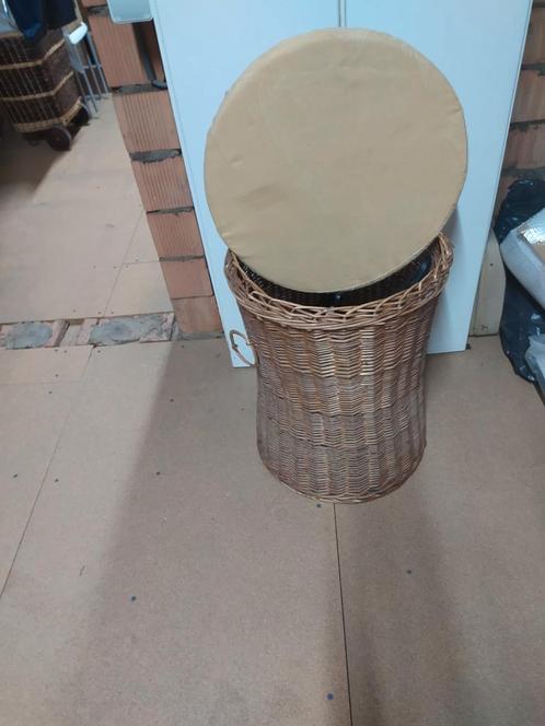 Rieten mand met bijpassend kussen als afdekmiddel, Huis en Inrichting, Woonaccessoires | Schalen en Manden, Zo goed als nieuw