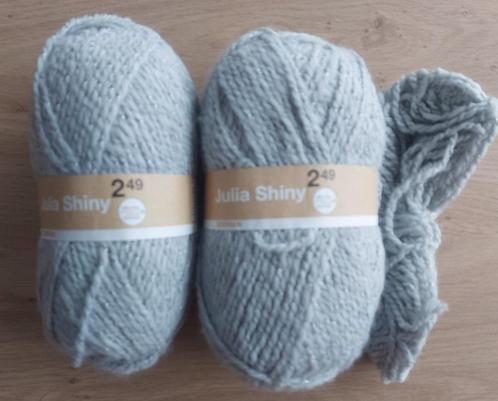 Julia Shiny gris clair - 2 pelotes de 100 gr, Hobby & Loisirs créatifs, Tricot & Crochet, Neuf, Tricot ou Crochet, Enlèvement ou Envoi