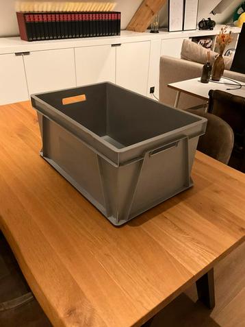 Stapelbare opslag bakken / boxen beschikbaar voor biedingen
