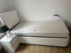 Slaapbed met matras en nachtkastje, Ophalen, Zo goed als nieuw, Hout