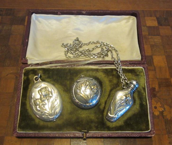 Art nouveau parfum set met iris versiering, verzilverd, Antiek en Kunst, Antiek | Overige Antiek, Verzenden