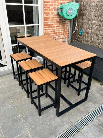 Bartafel voor 6 personen met bijhorende barkrukken beschikbaar voor biedingen