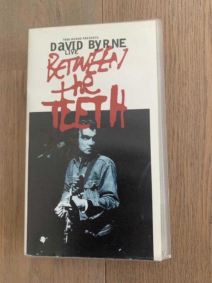DAVID BYRNE - Between The Teeth * VHS * 1992 * TALKING HEADS, Cd's en Dvd's, VHS | Documentaire, Tv en Muziek, Zo goed als nieuw