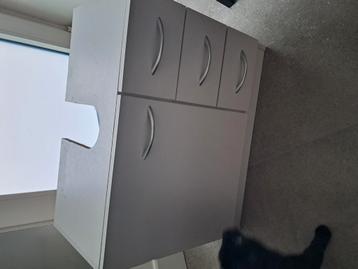 Lavabo kastje  beschikbaar voor biedingen