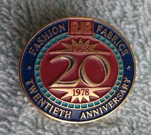 Pin RJR 20th anniversary 1998, Collections, Broches, Pins & Badges, Comme neuf, Insigne ou Pin's, Autres sujets/thèmes, Enlèvement ou Envoi