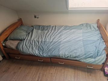 Lit en bois + sommiers, matelas et tiroirs beschikbaar voor biedingen