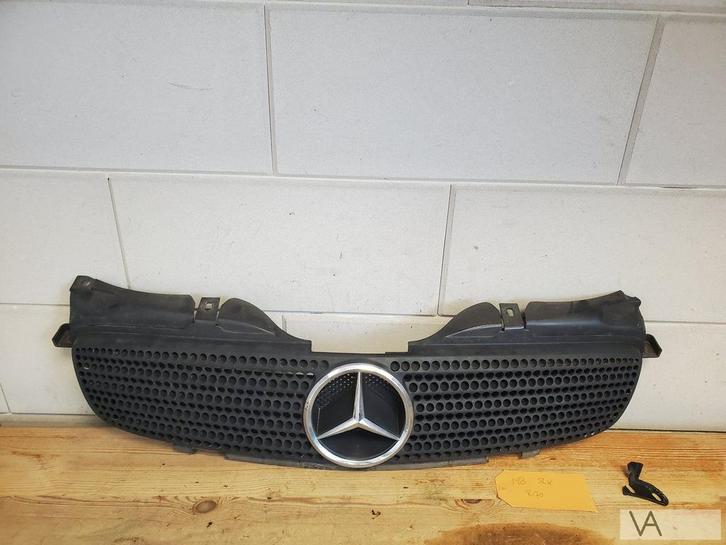 Mercedes SLK R170 1996 - 2002 voorbumper grille 1 oortje af, Auto-onderdelen, Overige Auto-onderdelen, Mercedes-Benz, Gebruikt