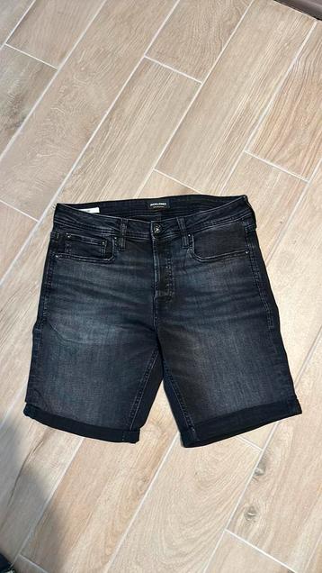 Jeans short beschikbaar voor biedingen