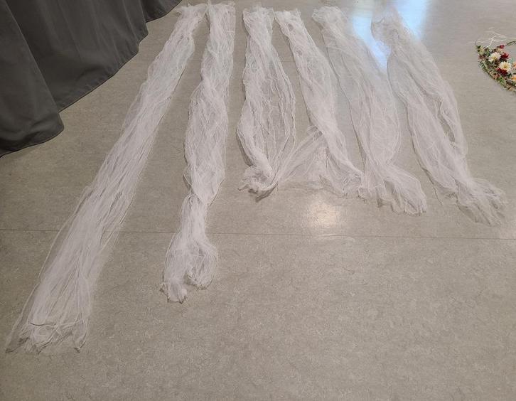 Witte tule slingers - Decoratie huwelijk, trouw, feest, Huis en Inrichting, Woonaccessoires | Wanddecoraties, Zo goed als nieuw