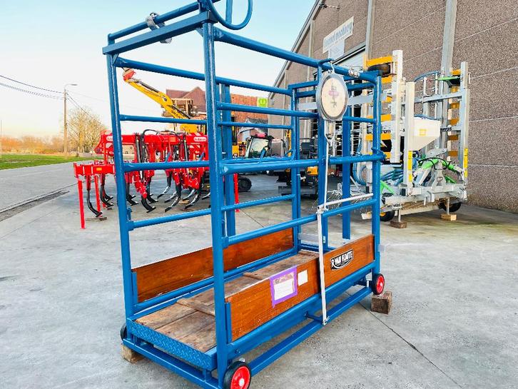 BASCULE/ KLAUWVERZORGINGSBOX/ VAN HOUTE max 1000kg, Fietsen en Brommers, Brommers | Vespa, Ophalen