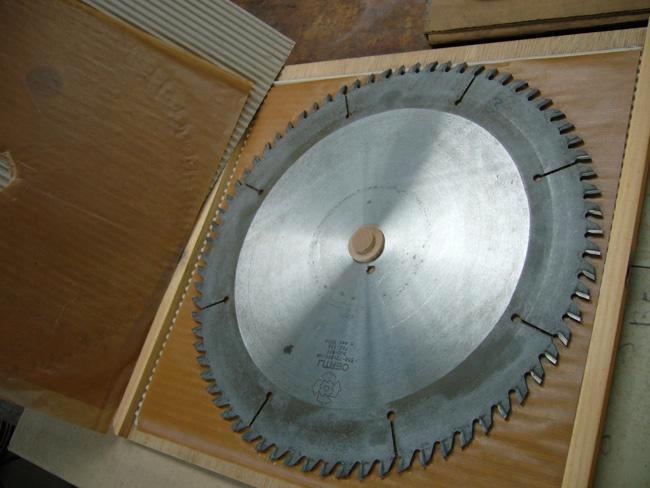 Zwitserse precisie HM zaag voor afkort & verstek, Doe-het-zelf en Bouw, Gereedschap | Zaagmachines, Zo goed als nieuw, Afkortzaag