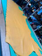 Oker geel halve huid 1.3mm dikte soepel&glad vlekjes op A135, Hobby en Vrije tijd, Ophalen of Verzenden, Geel