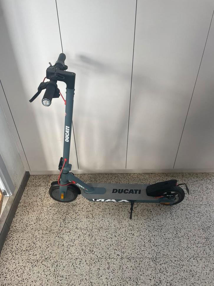 Ducati max pro 1 elektrische step, Fietsen en Brommers, Steps, Zo goed als nieuw, Ophalen