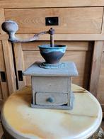 Oude houten koffiemolen met lade, Ophalen