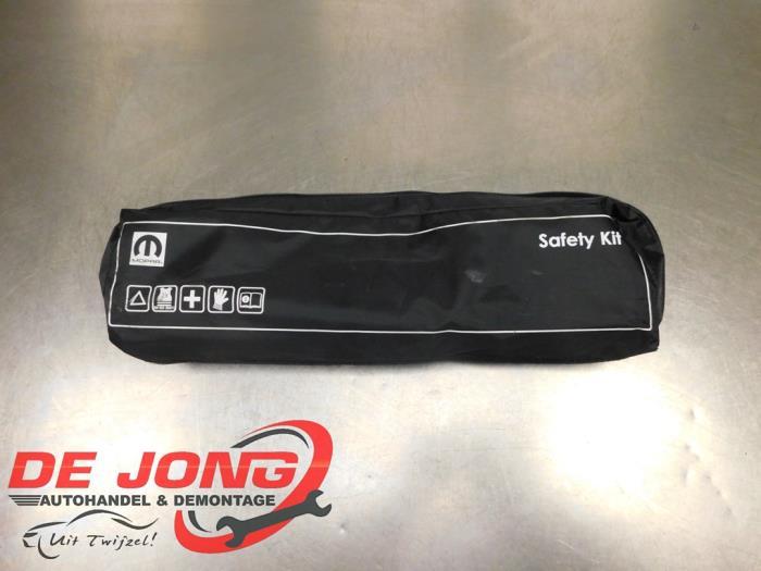 EHBO kit van een Jeep Renegade, Auto-onderdelen, Overige Auto-onderdelen, Jeep, Gebruikt, 3 maanden garantie, Ophalen of Verzenden