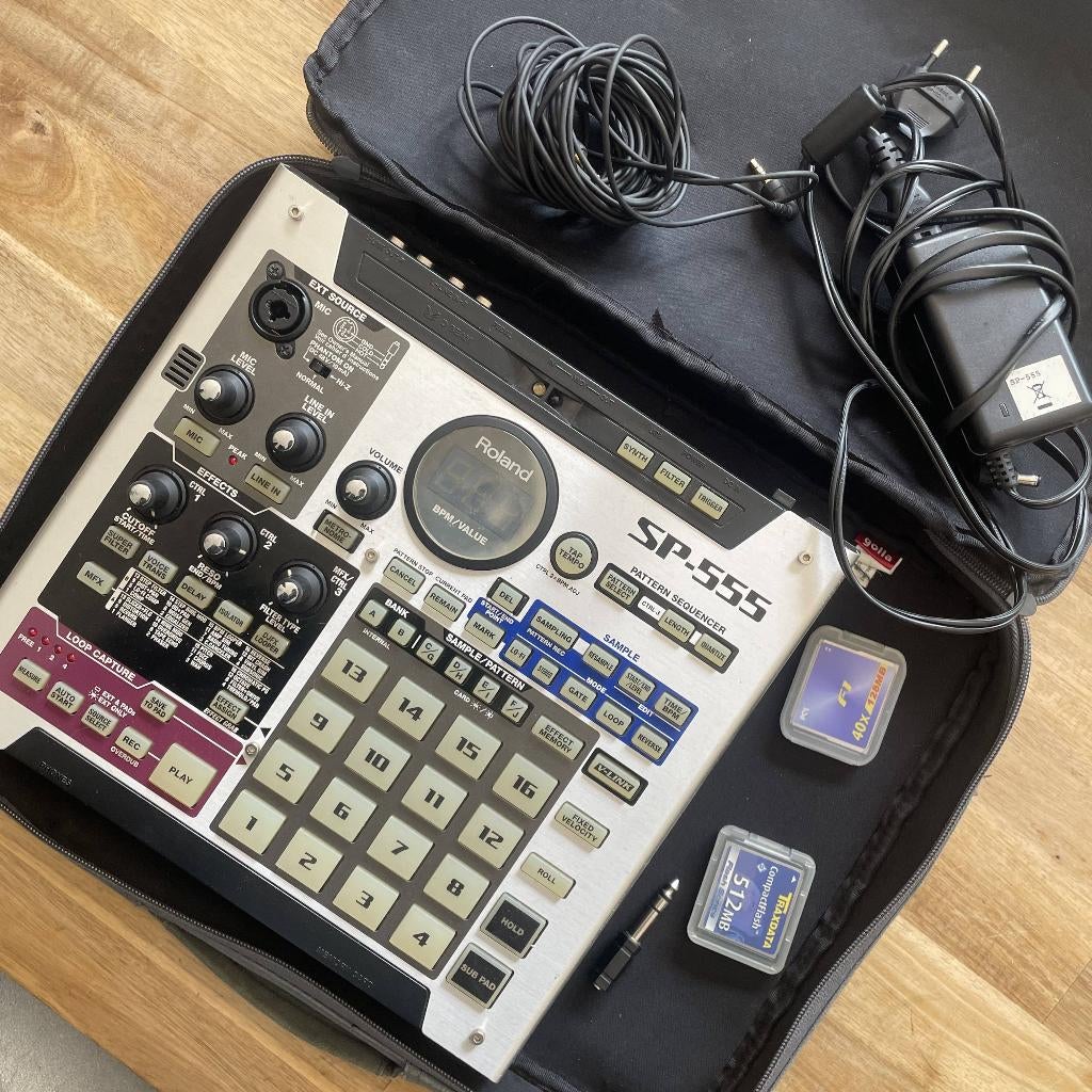 Sampler Roland SP-555 (avec accessoires), Enlèvement ou Envoi, Comme neuf