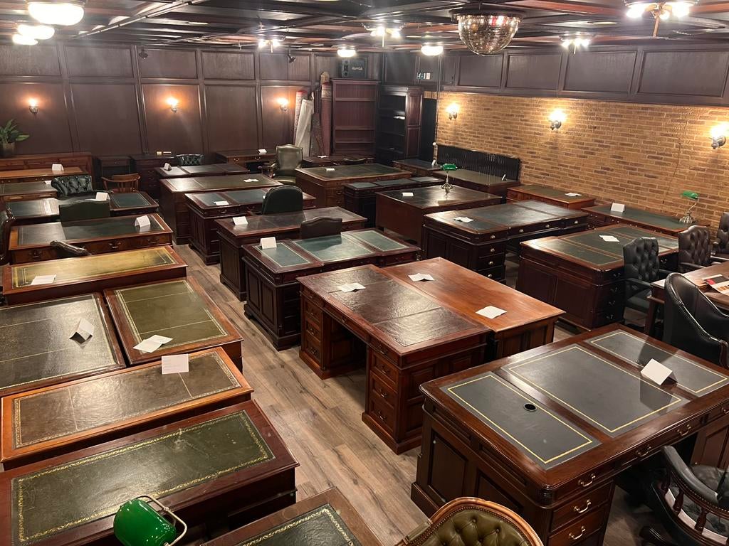 Ruime collectie klassiek bureaus en stoelen, Huis en Inrichting, Bureaus, Hout, Bruin, Ophalen of Verzenden, Zo goed als nieuw