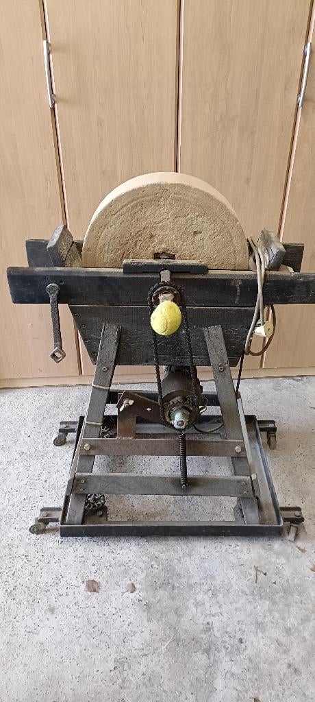 Antieke slijpmolen, Ophalen