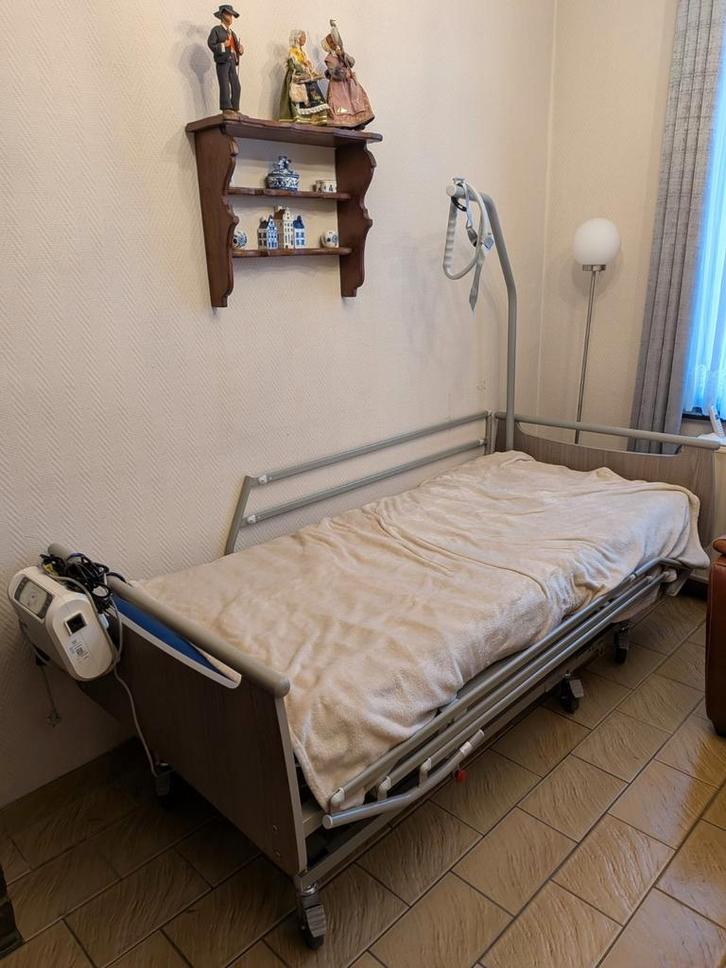 Lit médicalisé SANS MATELAS et chaise percée, Maison & Meubles, Chambre à coucher | Chambres à coucher complètes, Enlèvement