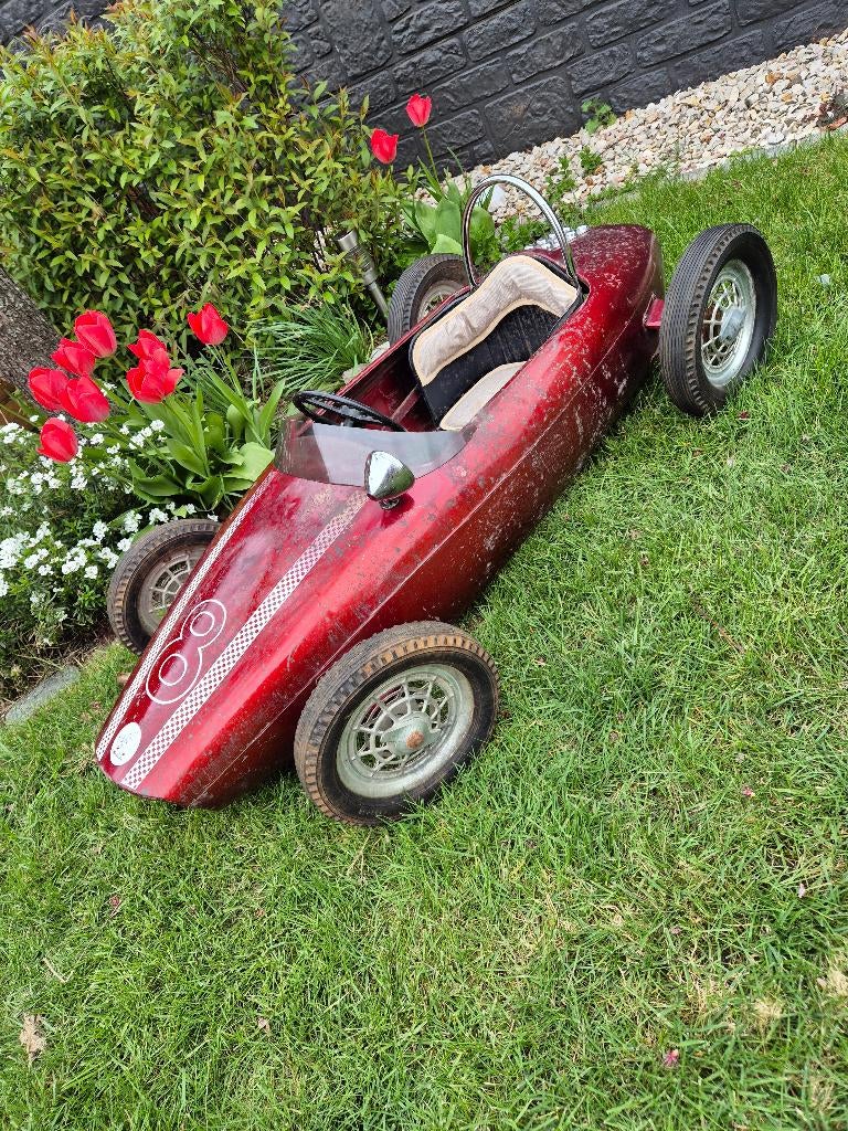 Voiture à pédales ancienne réf. MB24, métal laqué, décor de logo