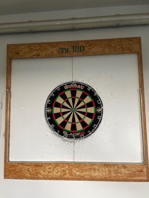 winmau darts met omkasting, Sport en Fitness, Darts, Ophalen, Gebruikt, Dartbord