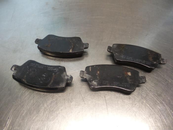 Remblok voor van een Renault Clio (Clio 3 06-), Auto-onderdelen, Remmen en Aandrijving, Gebruikt, 3 maanden garantie, Ophalen of Verzenden