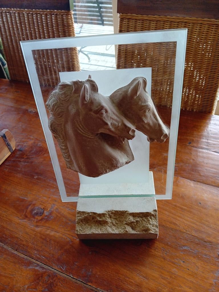 Rustiek paardenhoofd beeld op glas in natuurstenen basis, Antiek en Kunst, Kunst | Designobjecten, Ophalen