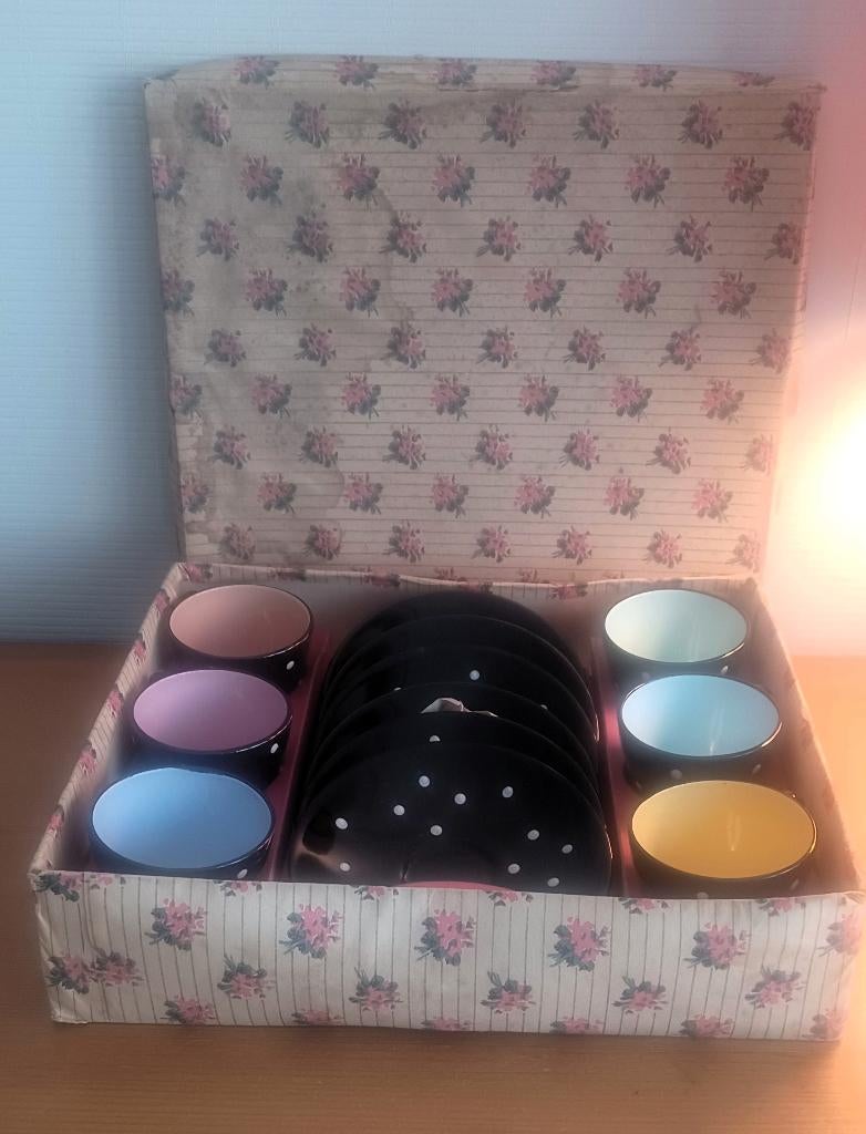 6 Tasses et sous tasses Service a pois blanc sur fond noir, Antiquités & Art, Enlèvement ou Envoi