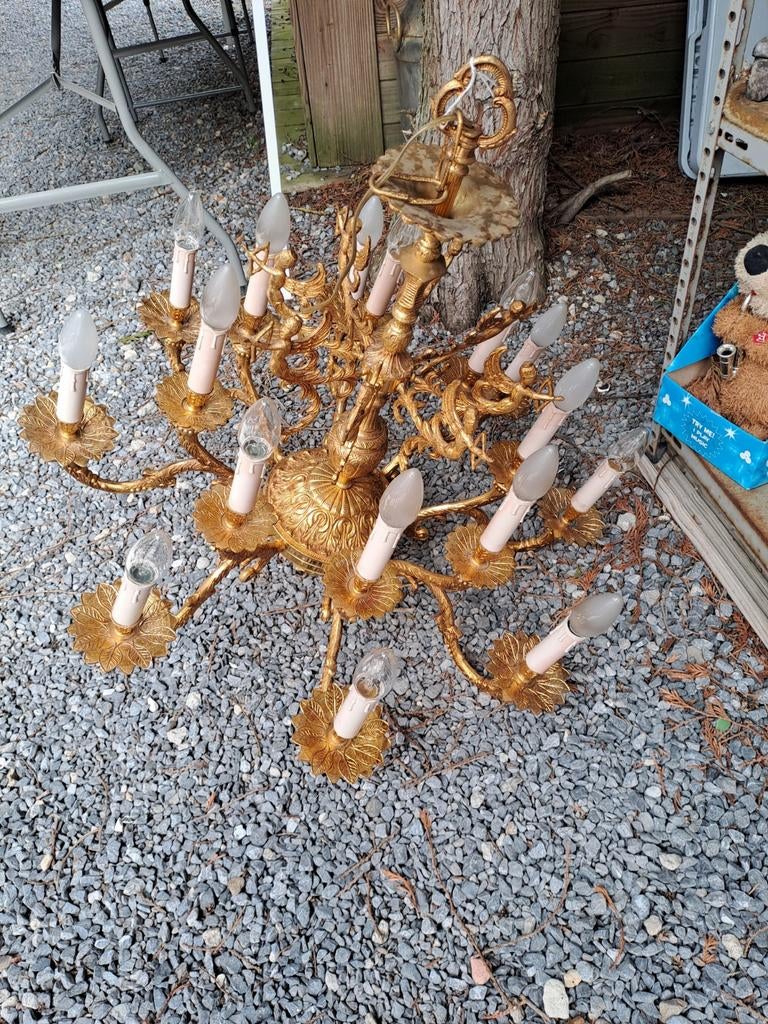 Lustre en bronze, Enlèvement