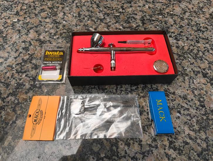 Iwata Revolution CR airbrush met toebehoren., Hobby & Loisirs créatifs, Modélisme | Autre, Comme neuf, Enlèvement