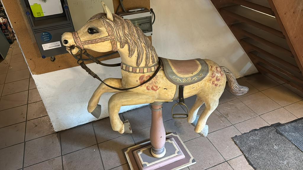 Antiek carrouselpaard, Ophalen