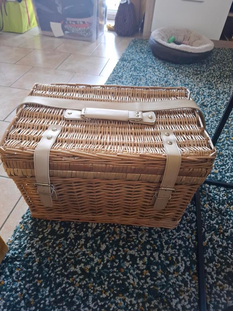 Rieten picknickmand met accessoires, Ophalen