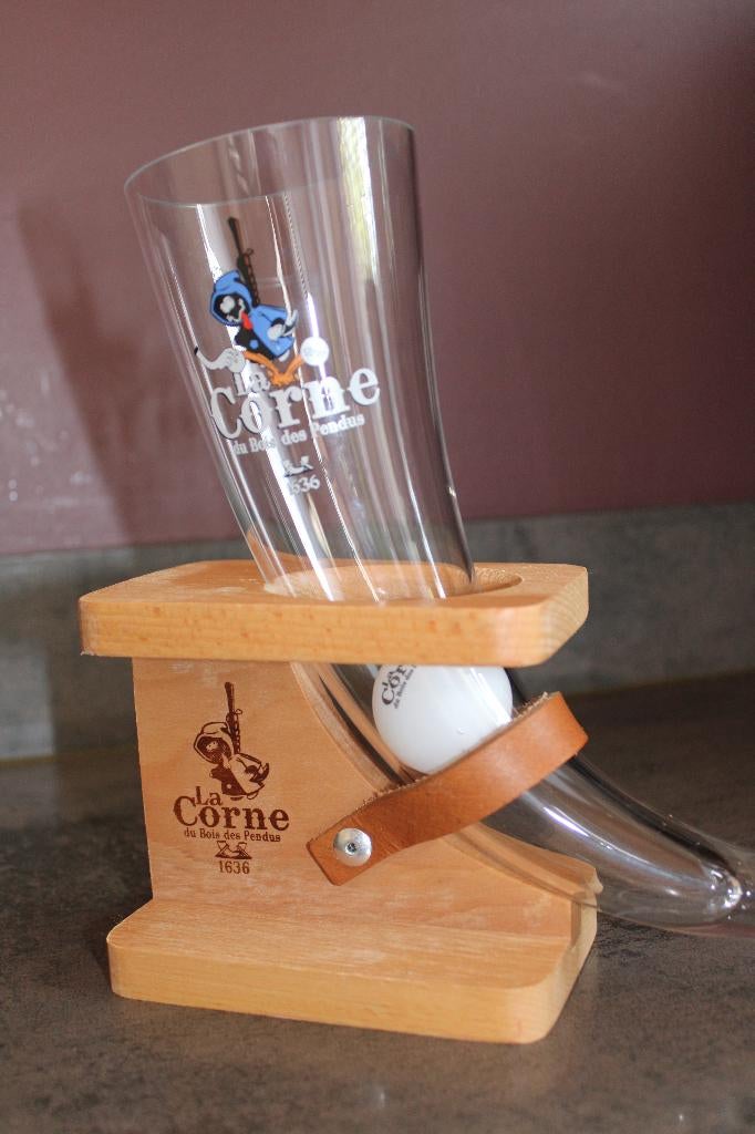 Verre à bière La Corne posé sur pied avec balle de ping pong, Collections, Enlèvement ou Envoi, Neuf, Verre ou Verres, Autres marques