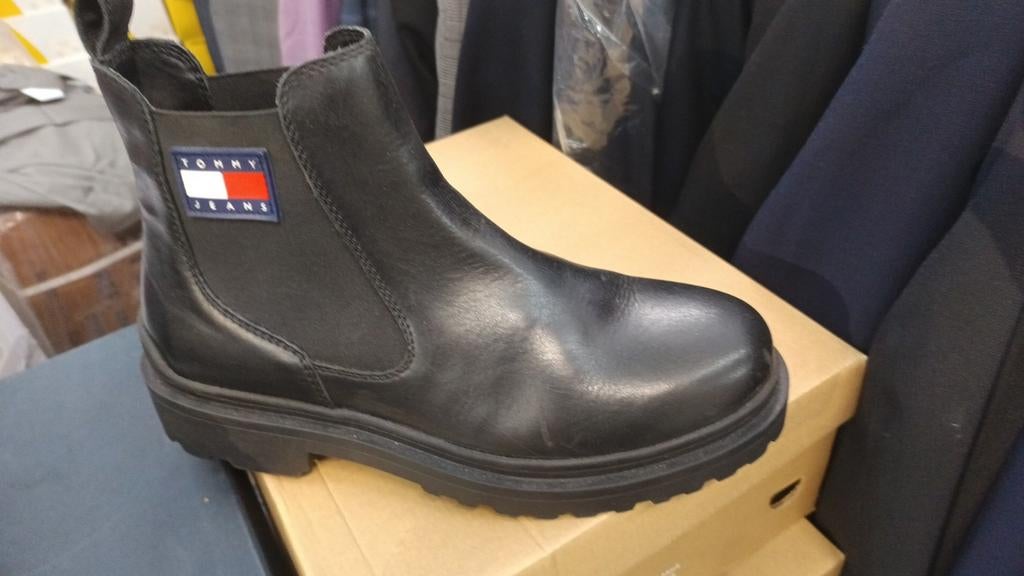 Tommy Hilfiger, Enlèvement ou Envoi