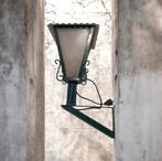 Antieke grote wand lantaarn. Deze nostalgische ingangslamp i, Huis en Inrichting, Lampen | Wandlampen, Ophalen of Verzenden