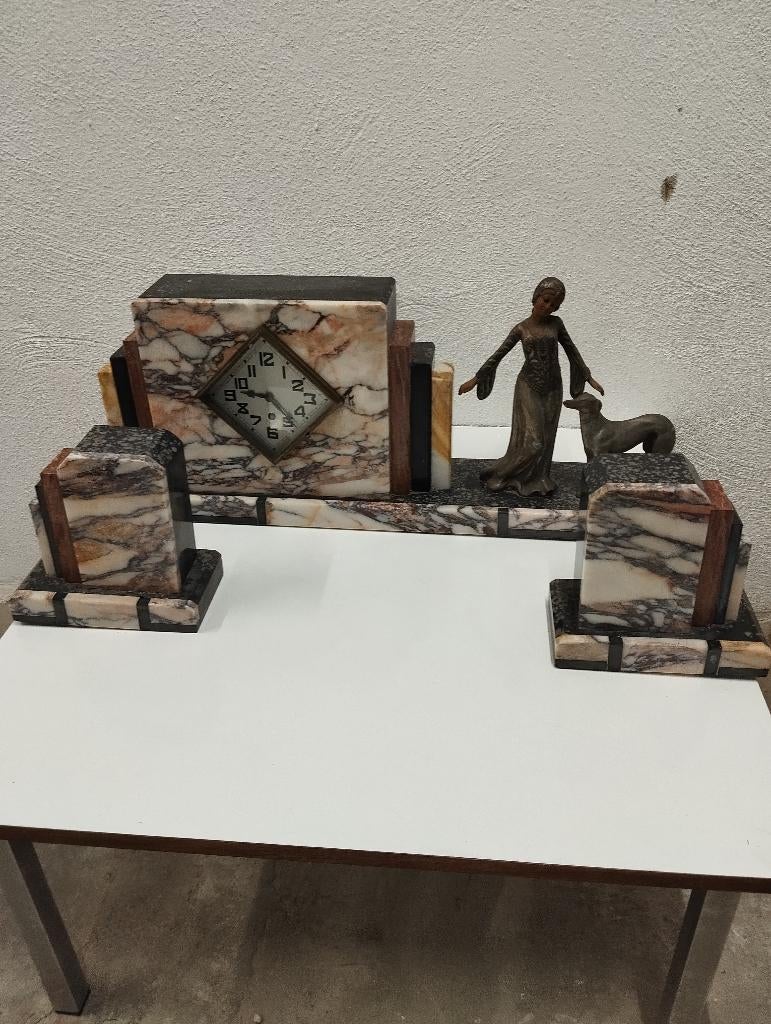 Prachtig Art Deco marmeren klokstel in de stijl van Chiparus, Antiquités & Art, Antiquités | Horloges, Enlèvement ou Envoi