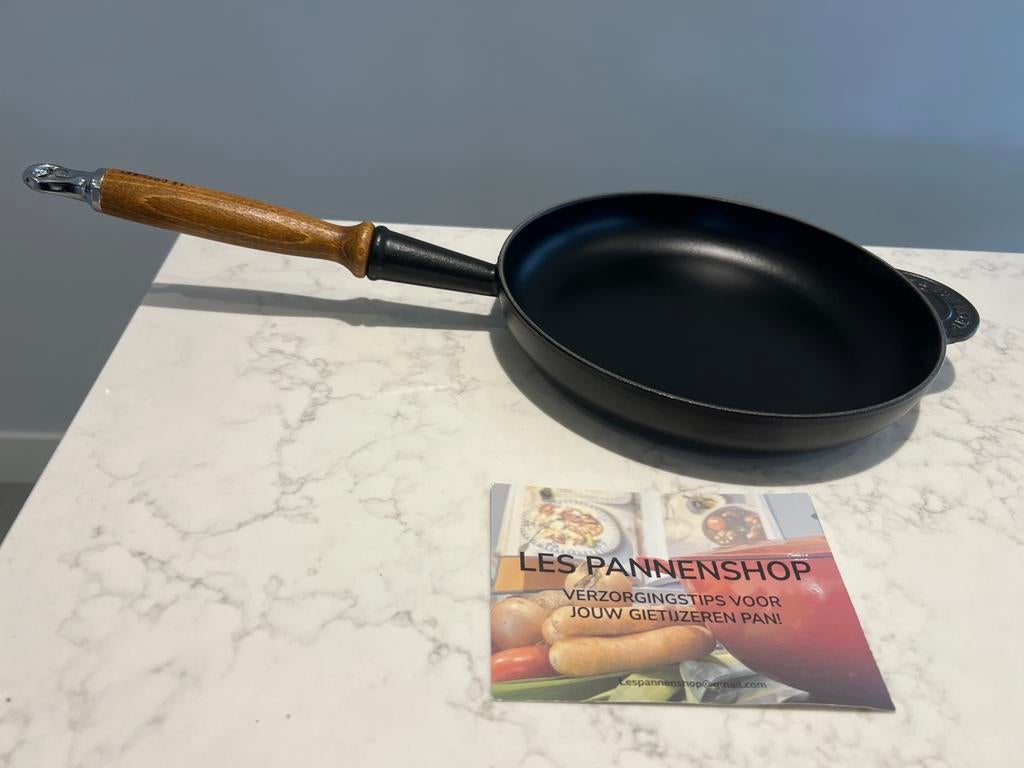 Poêle Creuset 24 cm noire mate neuve, Neuf, Enlèvement ou Envoi, Poêle à frire ou Sauteuse, Plaque céramique