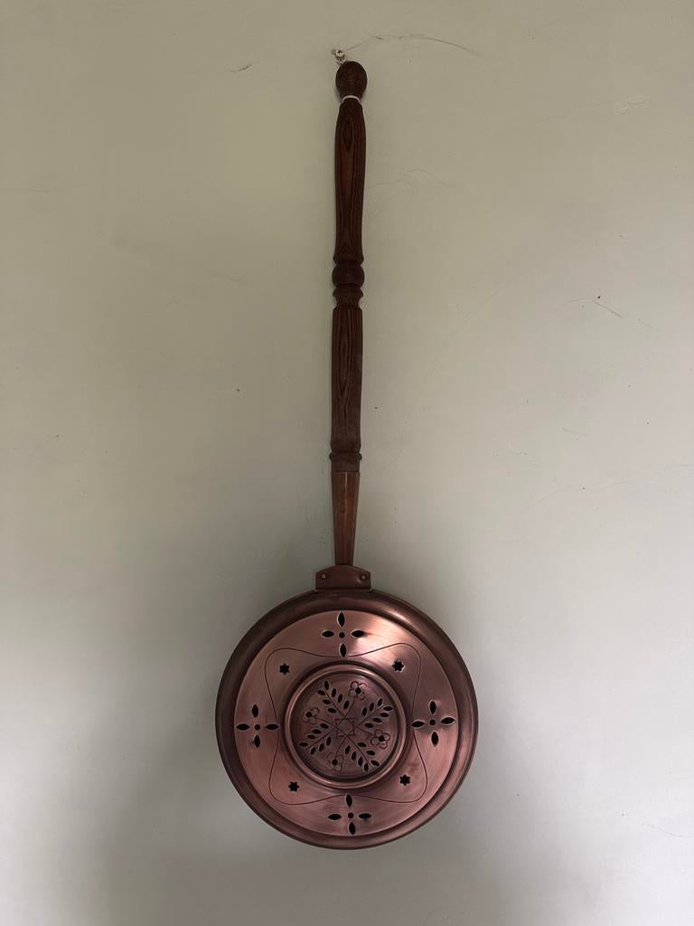 Antieke koperen bedpan met houten steel, Ophalen