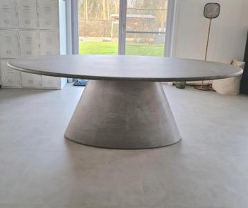 Eettafel stone beschikbaar voor biedingen