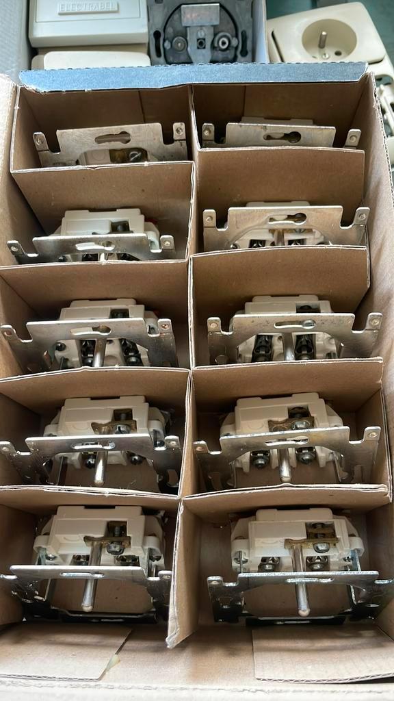 Allerlei Niko hydro , schakelaars, stopcontacten, Doe-het-zelf en Bouw, Elektriciteit en Kabels, Zo goed als nieuw, Stopcontact