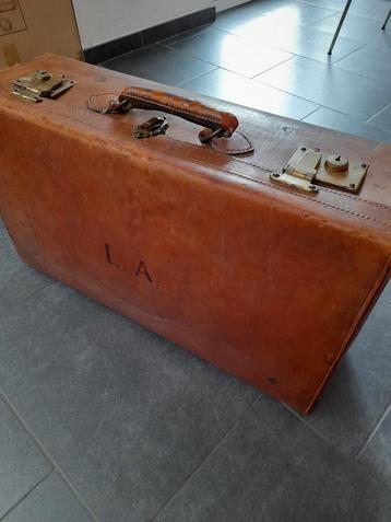Oude vintage lederen koffer met mooie patina  beschikbaar voor biedingen