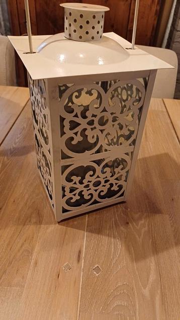 binnen of buitenlantaarn om kaars in te zitten. Kleur WIT.  beschikbaar voor biedingen